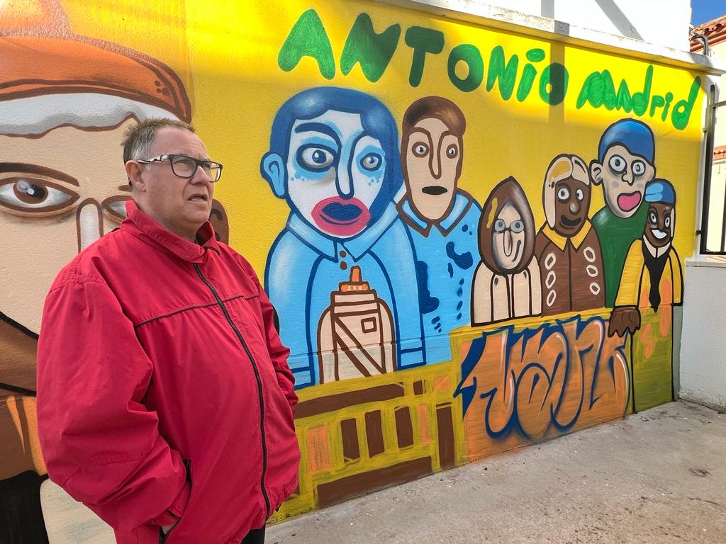 Ir a Tomelloso inmortaliza al artista Antonio Madrid en un emotivo mural de homenaje